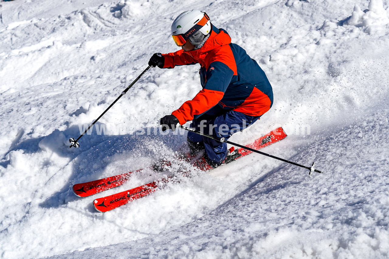 札幌国際スキー場 Mt.石井スポーツ ISHII SKI ACADEMY 校長・斉藤人之さんによる『斉藤塾』開講。本日のテーマは、「春雪！コブからスキーのたわみを楽しむ！！」(^^)v